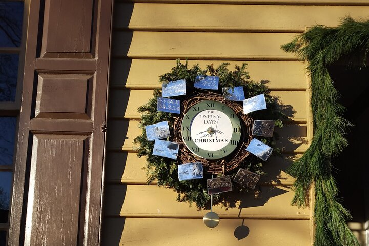 This is a gorgeous wreath og the 12 days of Christmas at the jewelers shop.